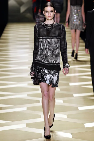 Look 10